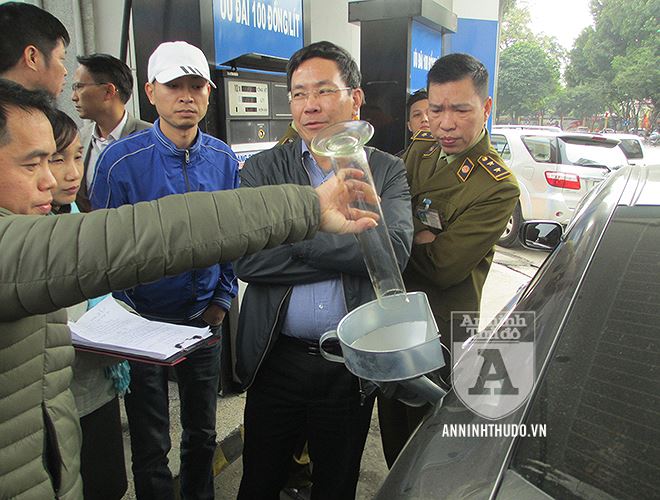 Toàn cảnh cuộc thực nghiệm đổ xăng giữa Petrolimex và lái xe ôtô khiếu nại